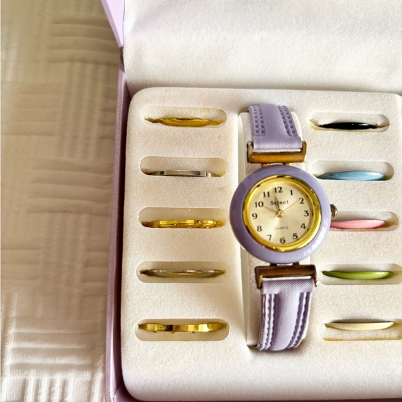 Watch Set With Interchangeable Colours - Picture 4 of 7